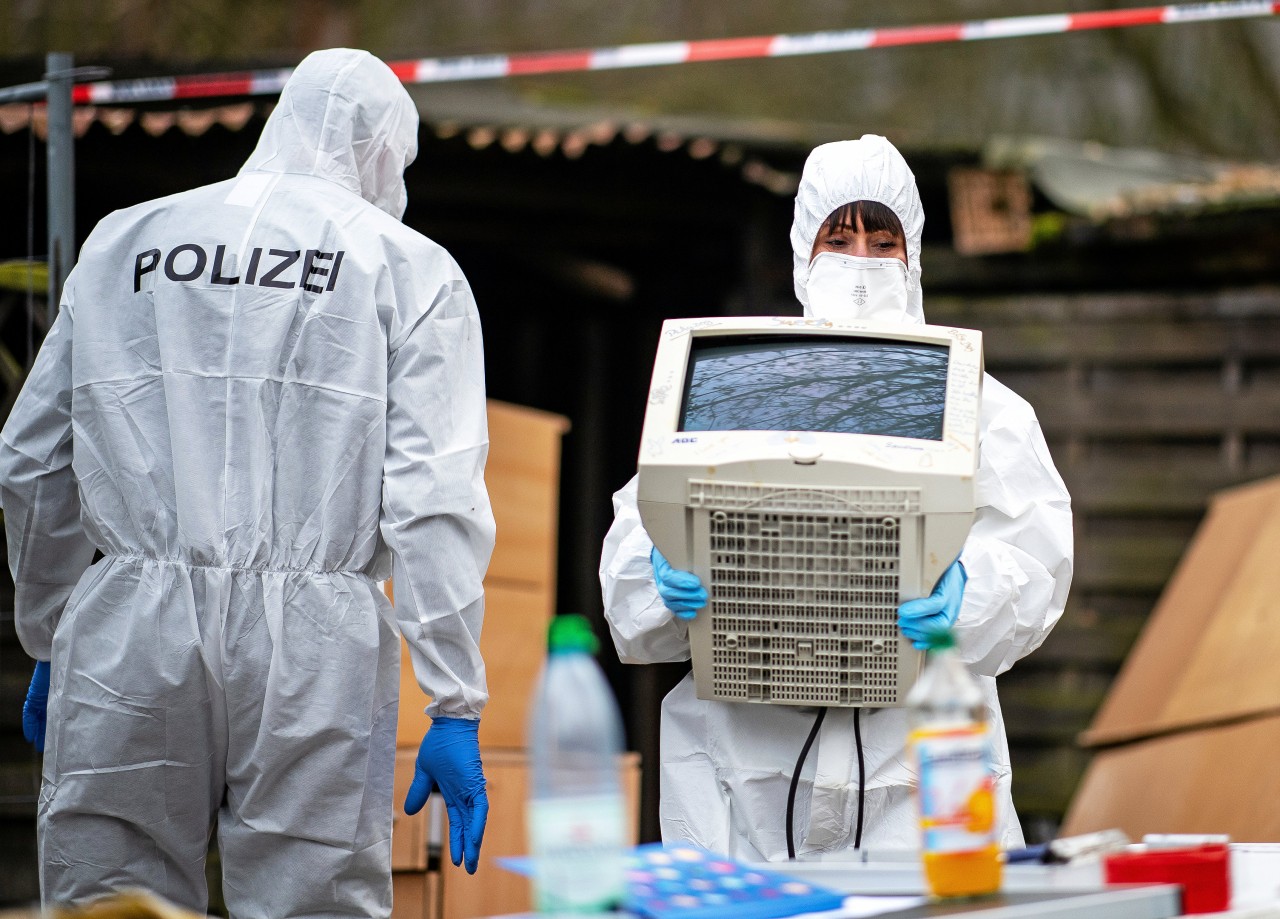 Eine Polizeibeamtin der Spurensicherung trägt einen sichergestellten Monitor aus der abgesperrten Parzelle des mutmaßlichen Täters auf dem Campingplatz Eichwald in Lügde. Eine Polizeibeamtin der Spurensicherung trägt einen sichergestellten Monitor aus der abgesperrten Parzelle des mutmaßlichen Täters auf dem Campingplatz Eichwald in Lügde.