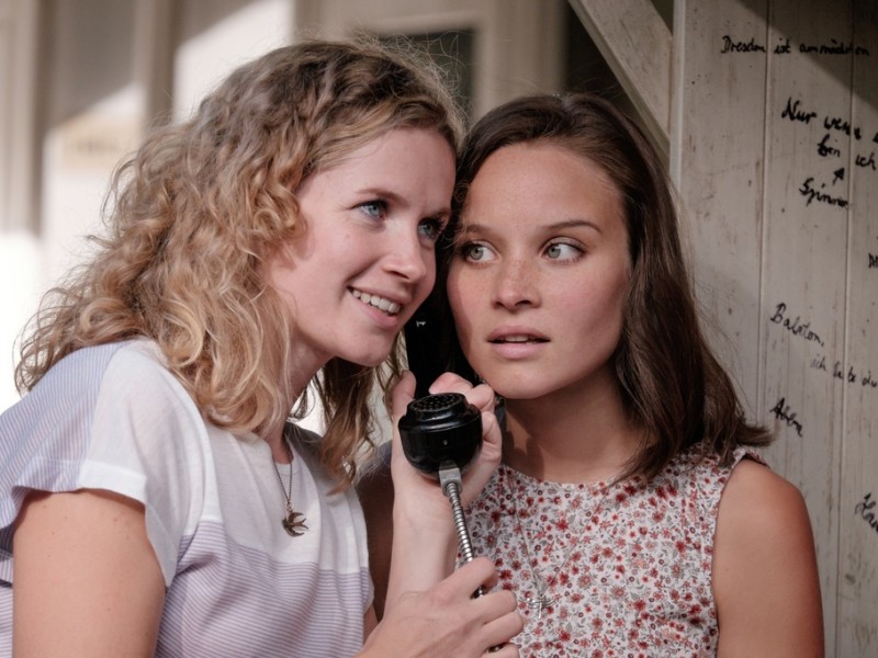 Catrin (Cornelia Gröschel, l.) und Maja (Sonja Gerhardt, r.) werden von einem Anruf ihrer Mutter auf dem Zeltplatz am Balaton überrascht.