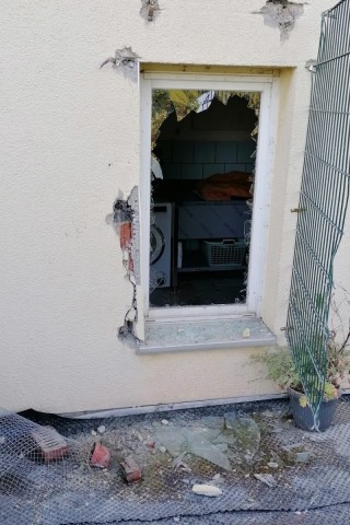 Einbrecher verschafften sich vor ein paar Monaten Zugang über ein eingeschlagenes Fenster. 