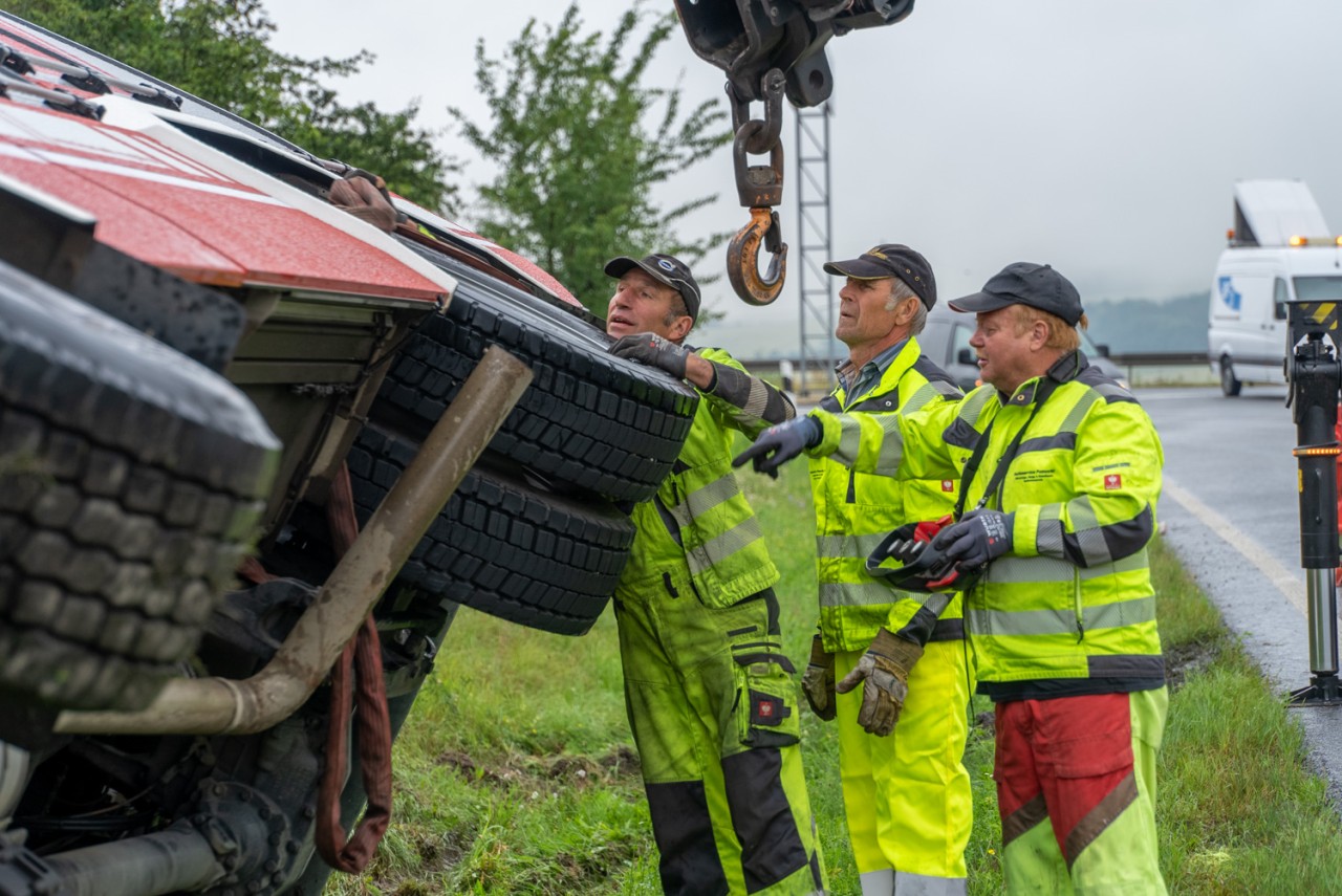 A4 in Thüringen: Nur mit Hilfe konnte das Feuerwehrfahrzeug wieder auf die Beine gestellt werden. 