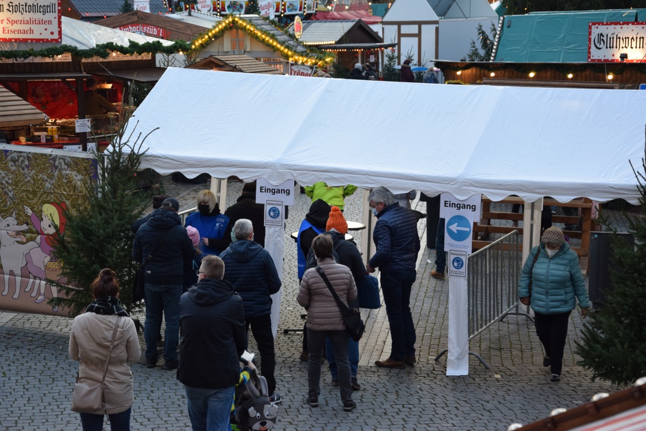 Zeitweise bilden sich kurze Warteschlangen an der Einlasskontrolle. Jeder einzelne muss einen Nachweis vorzeigen, ob er geimpft oder genesen ist. Eisenach zählt zu den wenigen Städten in Thüringen, die den Weihnachtsmarkt nicht abgesagt haben.
