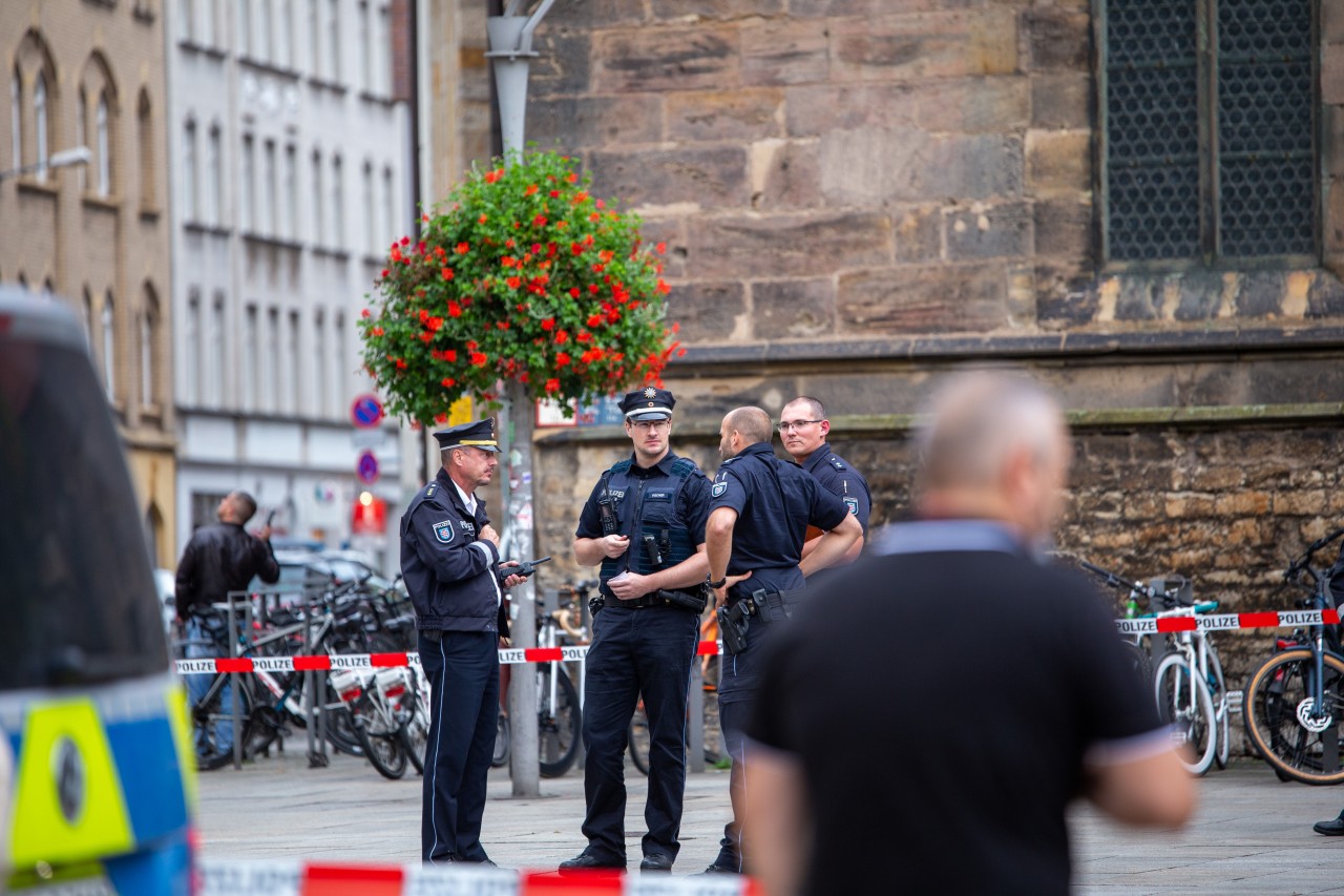 Nach einem Tötungsdelikt auf dem Erfurter Anger ist der Tatverdächtige noch immer nicht gefasst. 