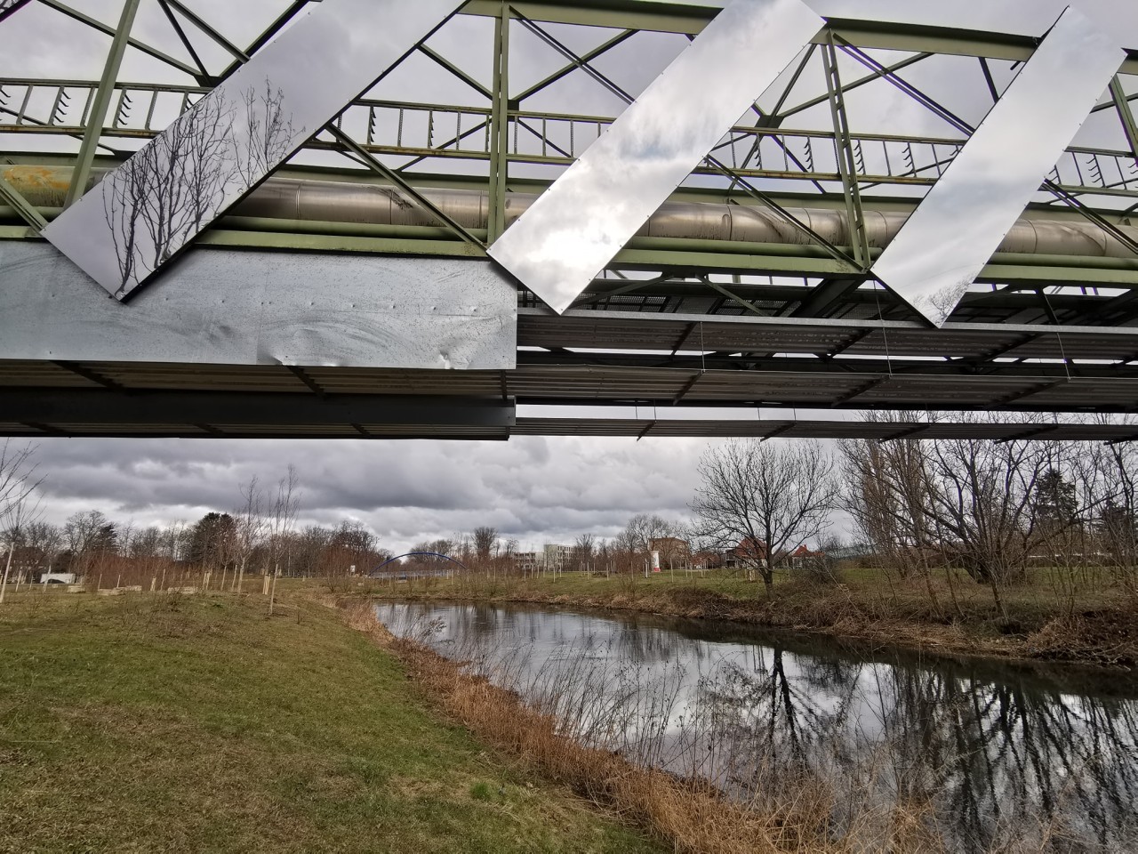Erfurt: Die Brücke mit großen Spiegeln versehen.