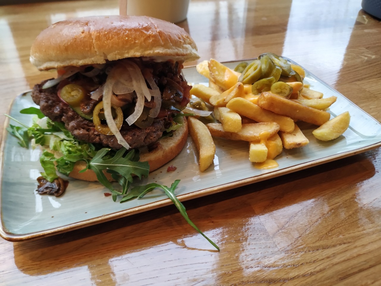 „Der Burgermann“ hat am Nettelbeckufer in Erfurt einen neuen Laden eröffnet.