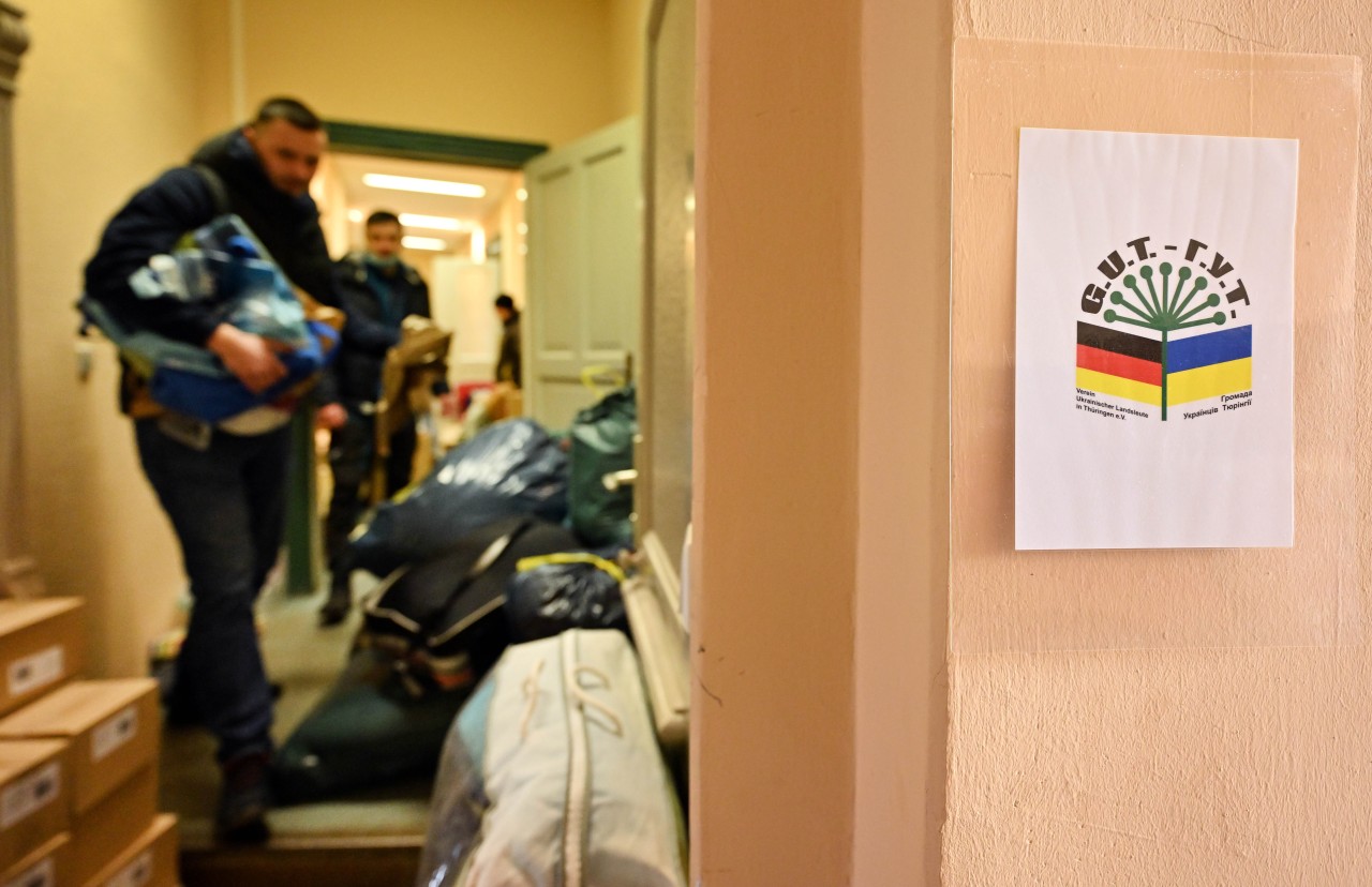 Helfer in Erfurt sortieren Spenden für einen Hilfstransport zur Unterstützung in die Ukraine. 