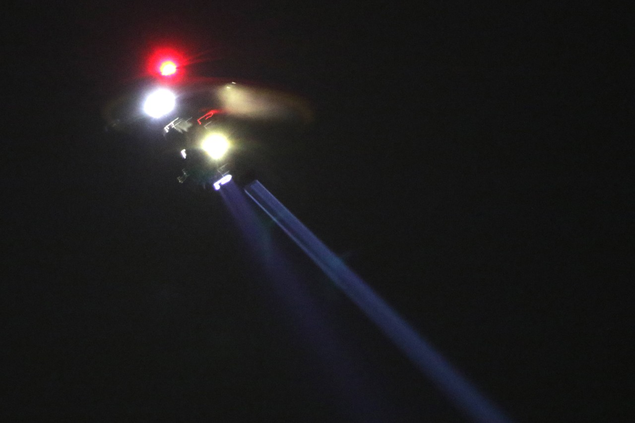 Mit einem Hubschrauber suchte die Polizei nach den Tätern – leider ohne Erfolg. (Symbolbild)