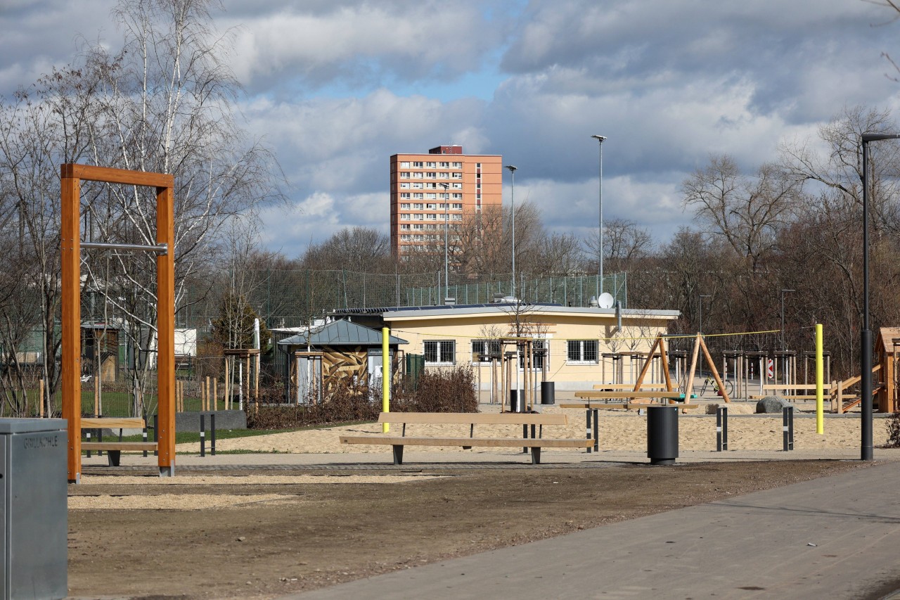 Erfurt: In der Geraaue werden neue Spielgeräte aufgebaut. 