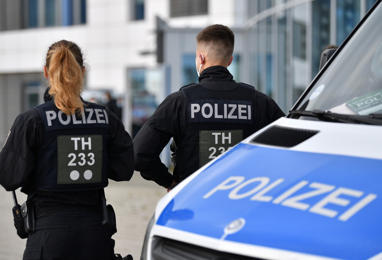 Die Polizei Erfurt versteht bei rassistischen Beleidigungen und dem Hitlergruß keinen Spaß. Deshalb haben die Beamten auch hart durchgegriffen. (Symbolbild)