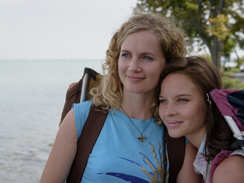 Catrin (Cornelia Gröschel, l.) und Maja (Sonja Gerhardt, r.) sind per Anhalter am Plattensee in Ungarn angekommen und genießen die schöne Aussicht.