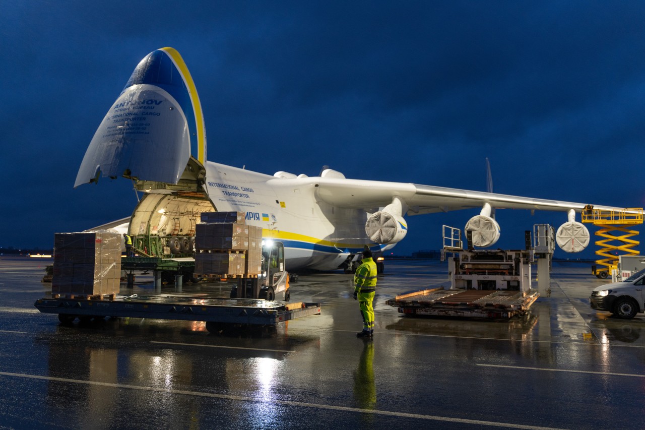 Die Antonow AN-225, das größte Flugzeug der Welt, wird am Flughafen Leipzig/Halle wohl nie wieder zu sehen sein. (Archivbild) 