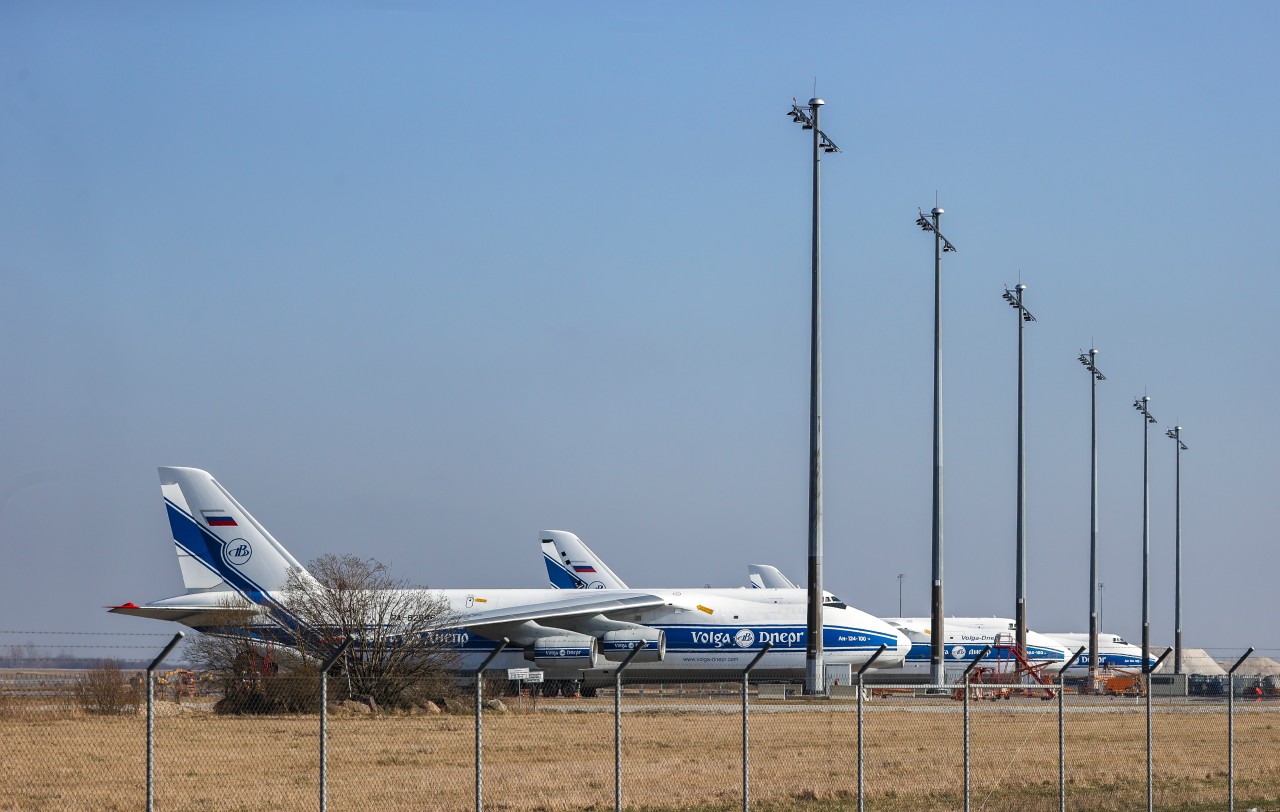 Drei Frachtflugzeuge Antonow An-124 der russischen Volga-Dnepr-Gruppe stecken am Flughafen Leipzig fest.