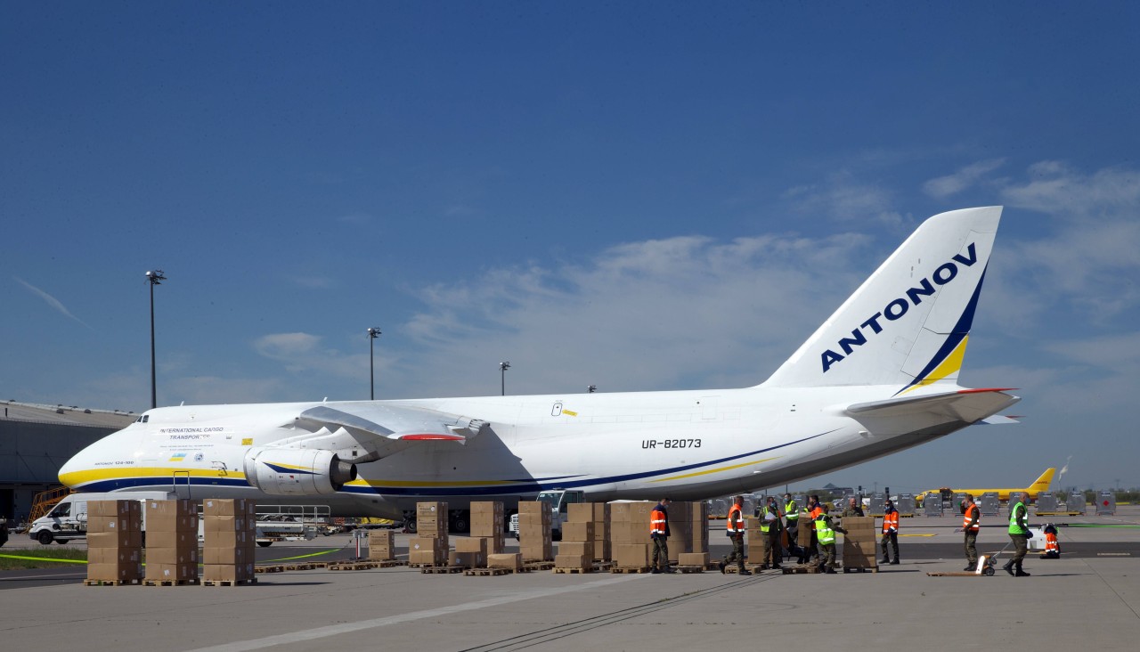 Eine Antonov An-124 am Flughafen Leipzig-Halle im April 2020. Damals luden die Mitarbeiter Mundschutzmasken aus. (Archiv) 