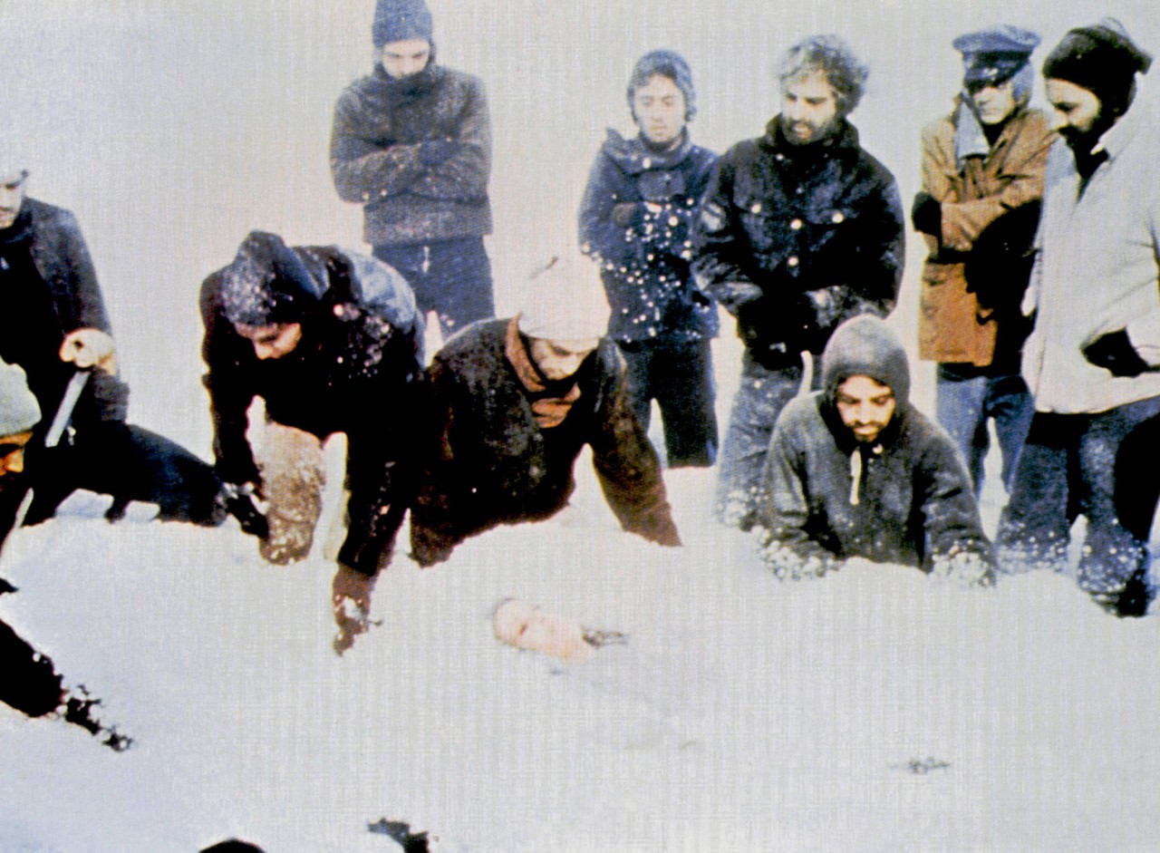 Nach einem Flugzeugabsturz in den Anden 1972 wurden einige Überlebende zu Kannibalen, weil sie nichts anderes mehr zu Essen hatten als die Verstorbenen. Das Ganze wurde verfilmt (Bild).