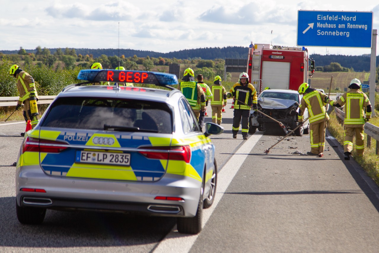 Polizei und Feuerwehr sicherten die Unfallstelle ab. 