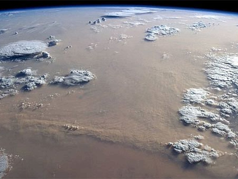 Das Bild zeigt einen Sandsturm in Afrika und gewaltige Gewitterzellen. 