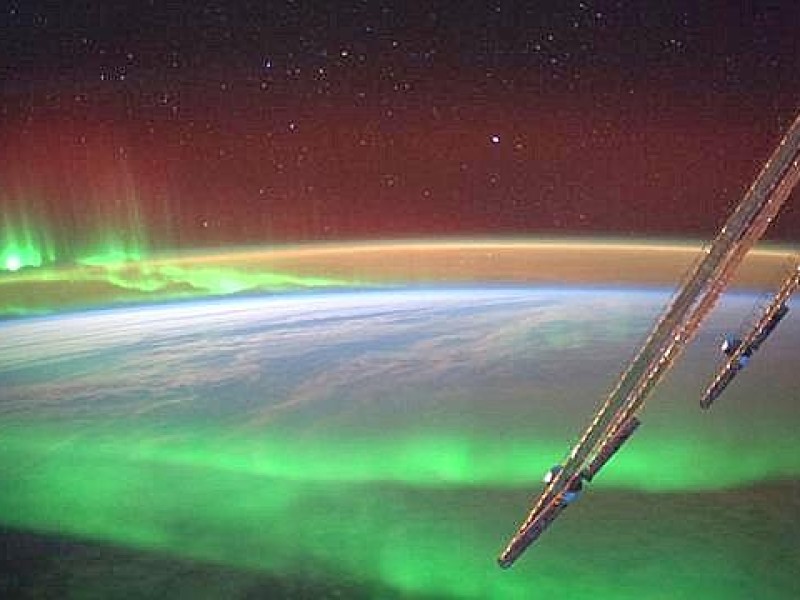 Das zweitbeliebteste Bild ist einfach nur schön: Gerst fliegt durch Polarlichter.