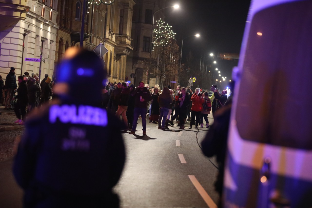 Polizisten und Teilnehmer eines so genannten Spaziergangs gegen die Corona-Maßnahmen standen sich am Wochenende wie etwa hier in Greiz gegenüber. An der nicht genehmigten Demonstration beteiligten sich mehrere hundert Menschen.