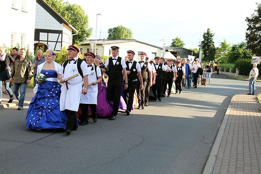 Festumzug mit allen Kirmesgesellschaften durch Friemar.