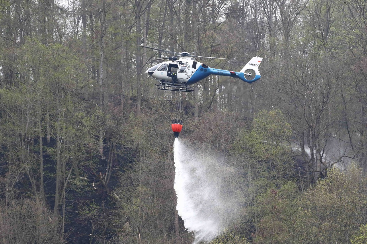 Bei Saaldorf kämpfen Feuerwehr und weitere Helfer seit Tagen gegen einen großen Flächenbrand.