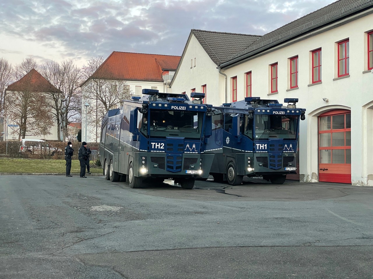 Zwei Wasserwerfer stehen in Hildburghausen einsatzbereit. 