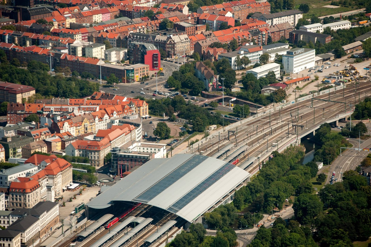 Blick auf den Hauptbahnhof und das Areal für die geplante ICE-City in Erfurt (Archivfoto)