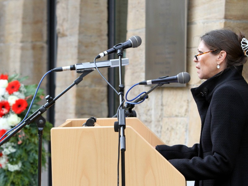 Schuldirektorin Christiane Alt gedenkt mit einer Rede der Opfer.