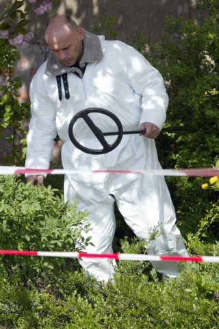 Mit Metalldedektoren untersuchte die Polizei den Tatort.