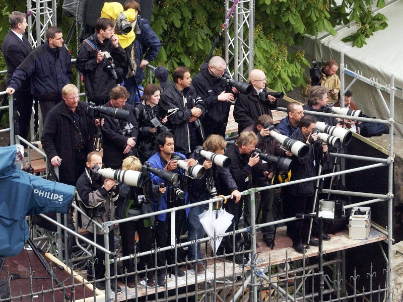 Fotografen verfolgen den Gedenkgottesdienst zu Ehren der Opfer des Amoklaufs am Gutenberg-Gymnasium in Erfurt