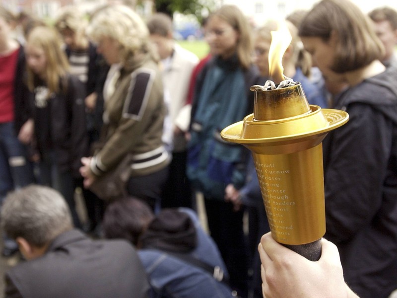  Überlebende des Massakers an der Columbine High School gedenken in Erfurt der Opfer des Amoklaufs am Gutenberg-Gymnasium.