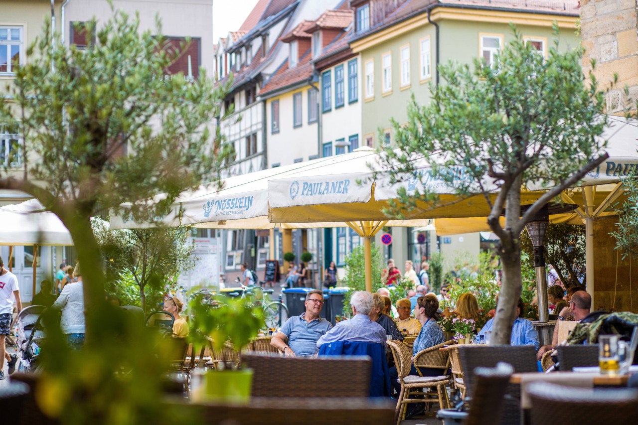 Ein Bild aus vergangenen Tagen in Erfurt – vor Corona. Doch schon bald soll gemeinsames Zusammensitzen im Restaurant wieder möglich sein. (Archivbild)