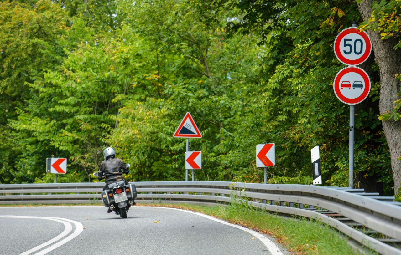 Motorradfahrer nutzen die B85 gerne als Rennstrecke. 