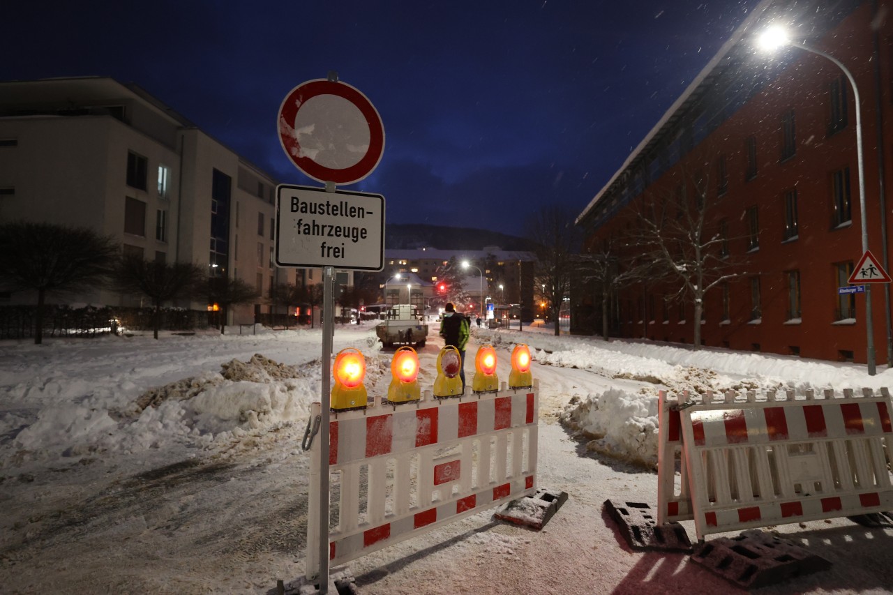 Gesperrt ist eine Straße wegen Bauarbeiten. Nach der Havarie einer Leitung vom Kraftwerk Winzerla sind in Jena seit Mittwoch rund 6 500 Haushalte im Norden der Stadt ohne Versorgung mit Fernwärme. 