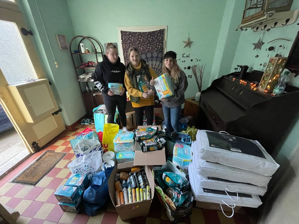 Maxi Weikert, Jenny Bruha und Anne-Fanny Schütze (von links nach rechts) aus Jena haben bei Alexandra Spenden abgegeben.