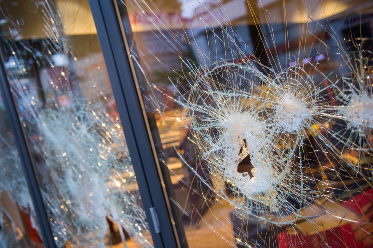 In Jena haben Vermummte mehrere Geschäfte attackiert. (Symbolbild)