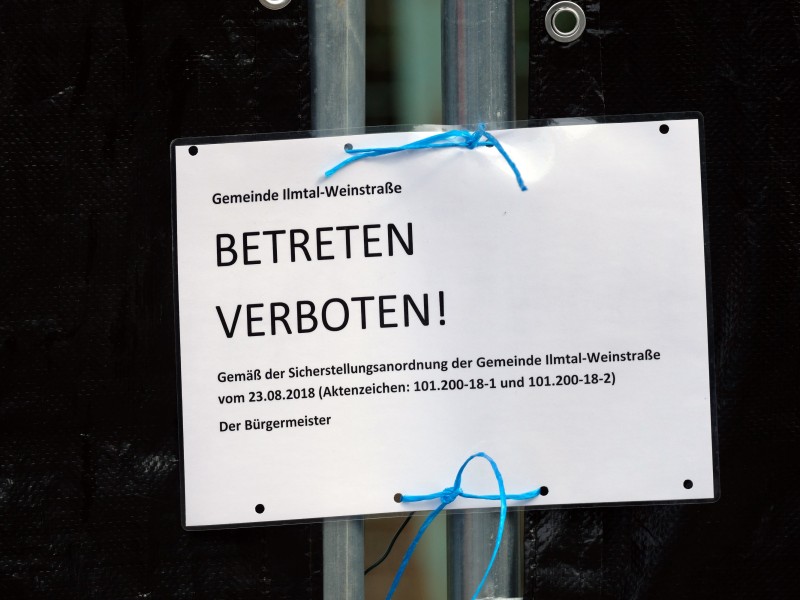  An einem Bauzaun an einer Industriebrache in der Gemeinde Mattstedt ist ein Schild mit der Aufschrift Betreten verboten!... und dem Verweis auf ein Aktenzeichen befestigt. 