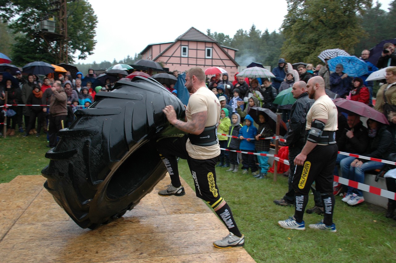 Zuschauer-Spektakel: Jerome Boxhorn aus Greiz beim Wenden eines 305 Kilo schweren Traktor-Reifens. Kontrahent Markus Göller (rechts) schaut zu.