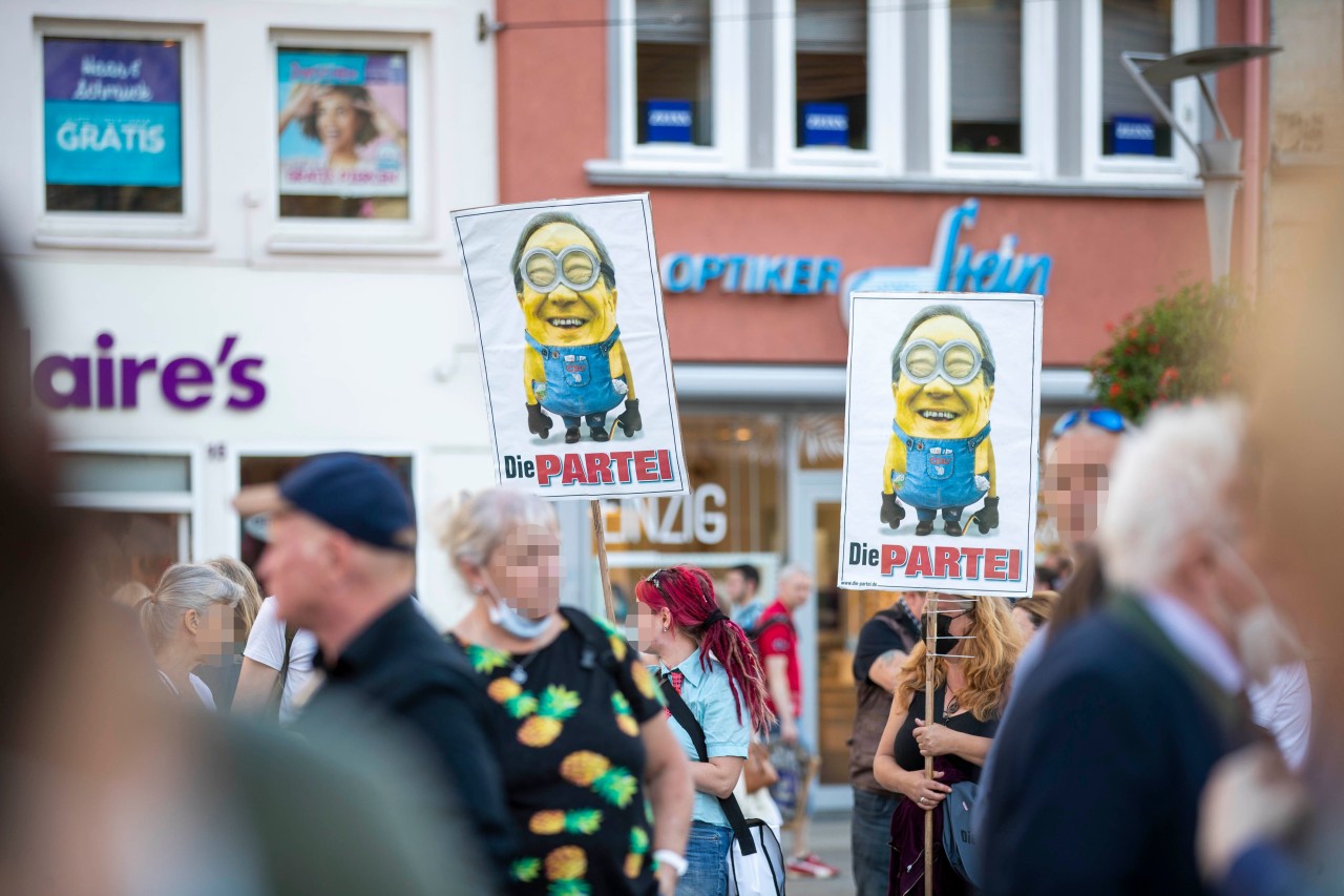 Erfurt: Auf den Schildern der Satirepartei „Die Partei“ war der Kanzlerkandidat von CDU und CSU als Minion dargestellt. 