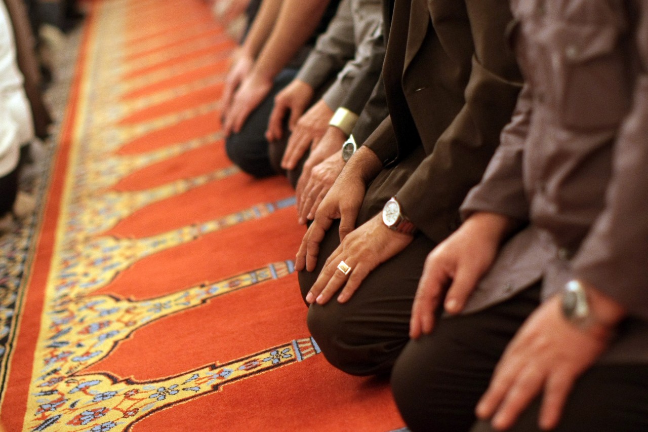Gläubige Muslime beten im Gebetsraum eine Moschee. 