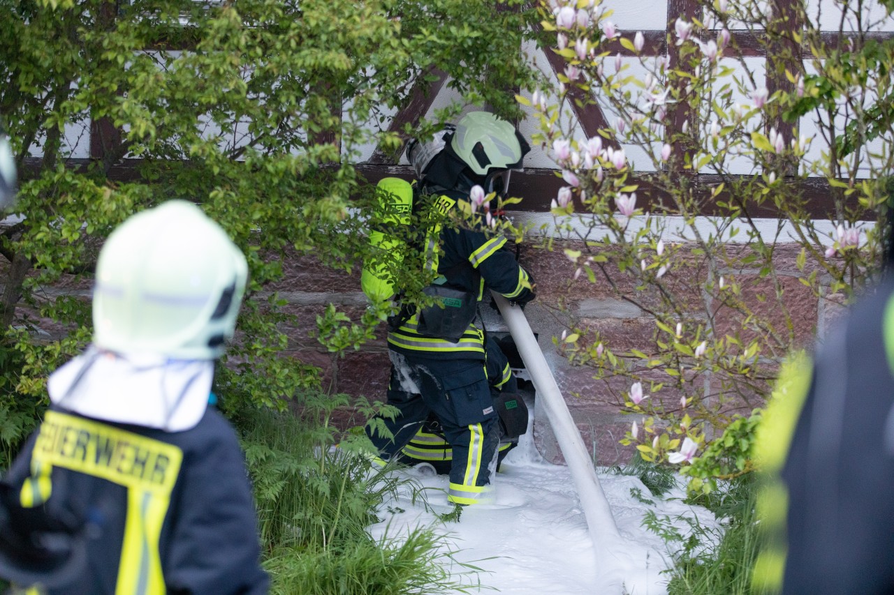 Die Feuerwehr löschte die Brände im Keller der Gaststätte mit Schaum ab.