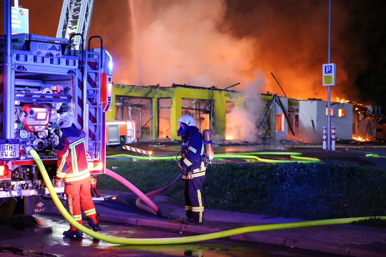 Dutzende Einsatzkräfte der Feuerwehr Gotha waren in der Nacht im Einsatz. Dutzende Einsatzkräfte der Feuerwehr Gotha waren in der Nacht im Einsatz.