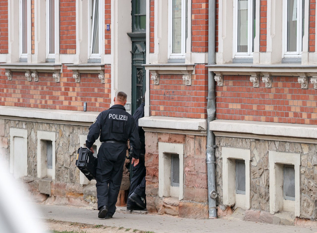 Thüringen: Polizisten dursuchten Wohnungen von mehreren mutmaßlichen Linksextremisten. (Symbolbild)
