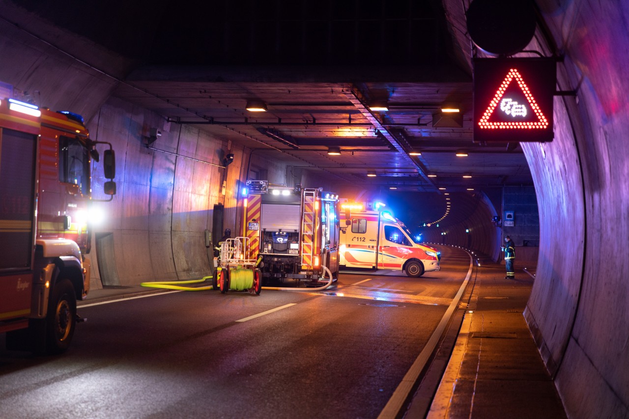 Deutschlands längster Autobahntunnel ist am Sonntag in Thüringen wegen eines brennenden Autos zeitweise für den Verkehr gesperrt worden. 