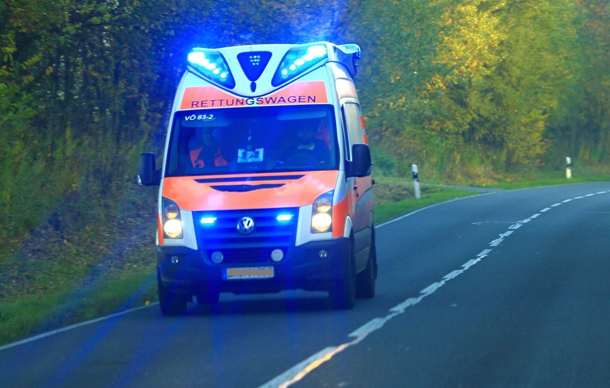 rettungswagen notarzt unfall symbolbild krankenwagen