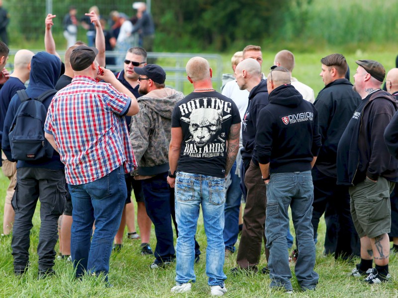 Beleidigungen, verbotene Zeichen und mehr: Laut Landespolizeidirektion Thüringen wurden bei dem Rechtsrockfestival zahlreiche Gesetzesverstöße festgestellt, unter anderem gegen das Kennzeichenverbot verfassungswidriger Organisation. Außerdem wurde ein Journalist angegriffen.