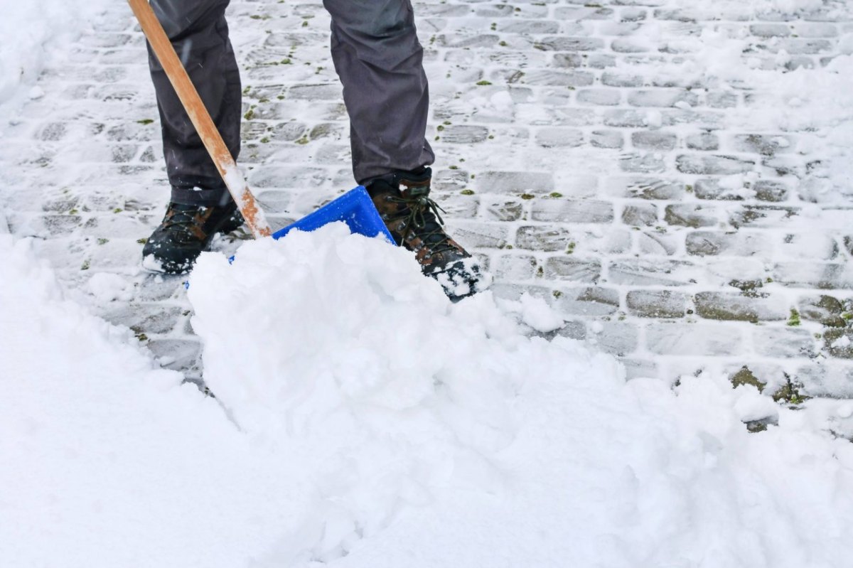 schnee schaufel schneeschieber Oberweißbach Thüringen Polizei Männer Schlägerei