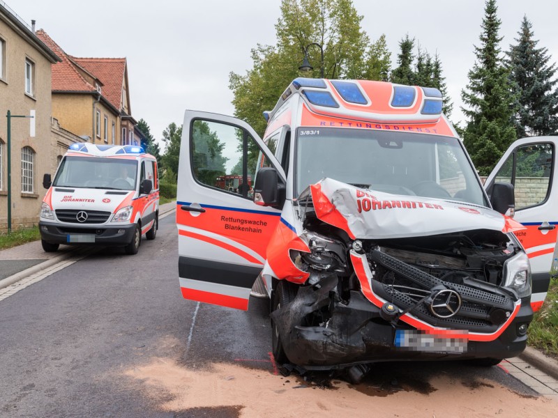In Blankenhain im Weimarer Land ist am Montagmorgen (24.07.2017) ein Rettungswagen verunglückt. Dabei wurden mehrere Personen verletzt. (Fotos: Stefan Eberhardt)