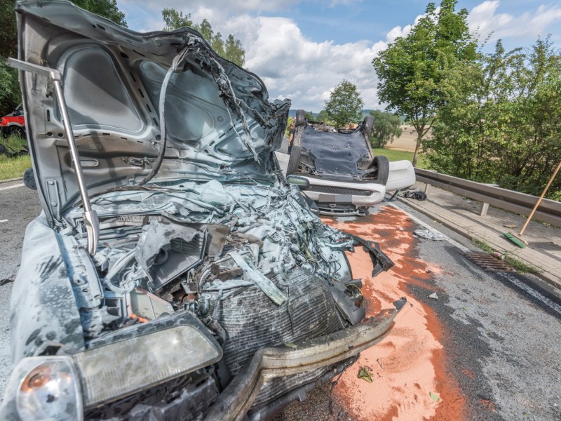 Auf der B85 zwischen Bad Berka und Blankenhain sind am Montag (31.07.2017) mehrere Menschen verletzt  worden. Bei dem Unfall überschlug sich ein Auto, die Bundesstraße war über Stunden gesperrt. (Fotos: Stefan Eberhardt)