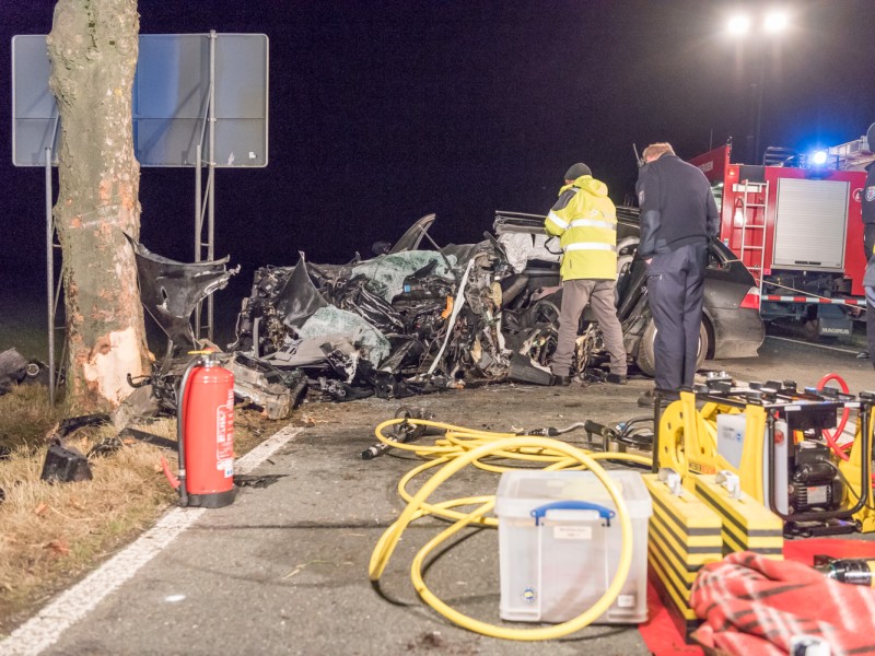 Bei einem schweren Verkehrsunfall auf der Bundesstraße 85 im Weimarer Land ist ein 30-Jähriger am frühen Mittwochabend (6.12.2017) getötet und ein 60-Jähriger schwer verletzt worden.