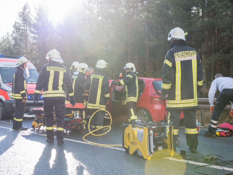 Auf der B85 bei Blankenhain (Weimarer Land) ist am Freitag (15.12.2017) eine Frau ums Leben gekommen. Am Wochenende erlag auch ein Man seinen schweren Verletzungen. Der schwere Unfall ereignete sich am Ende eines Staus. Erst kurz zuvor waren bei einem Crash an der Stelle zwei Kinder, eine Schwangere und eine weitere Frau verletzt worden. (Fotos: Stefan Eberhardt)