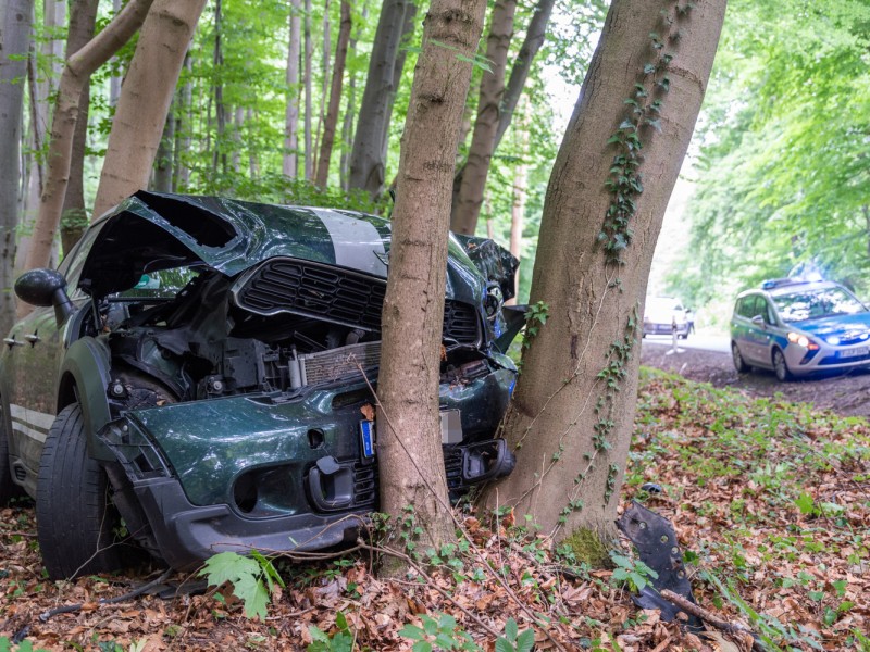 Bei einem Unfall zwischen Bad Berka und Legefeld ist am Freitagmorgen (08.06.18) eine Frau schwer verletzt worden. Sie wurde ins Klinikum nach Bad Berka gebracht. Fotos: Stefan Eberhardt